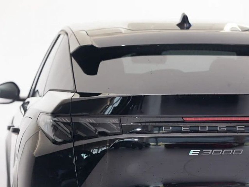 Peugeot E-3008