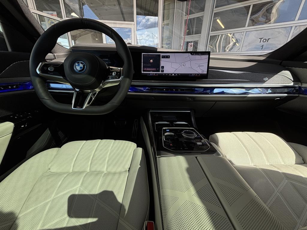 BMW i7