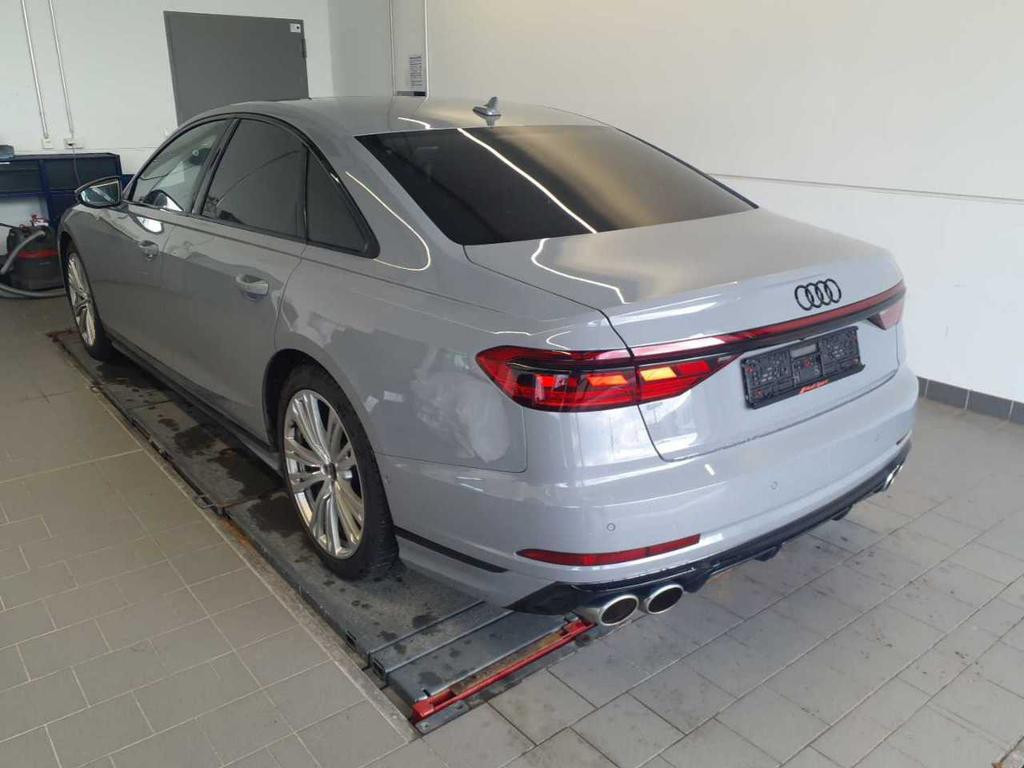 Audi S8