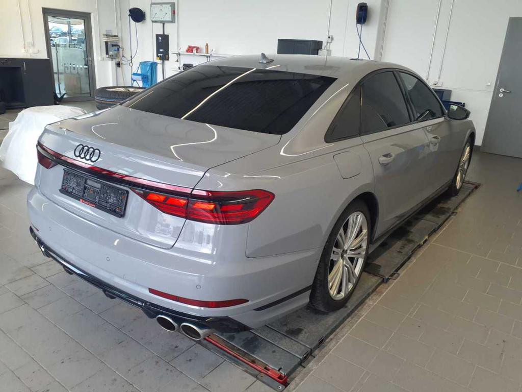 Audi S8