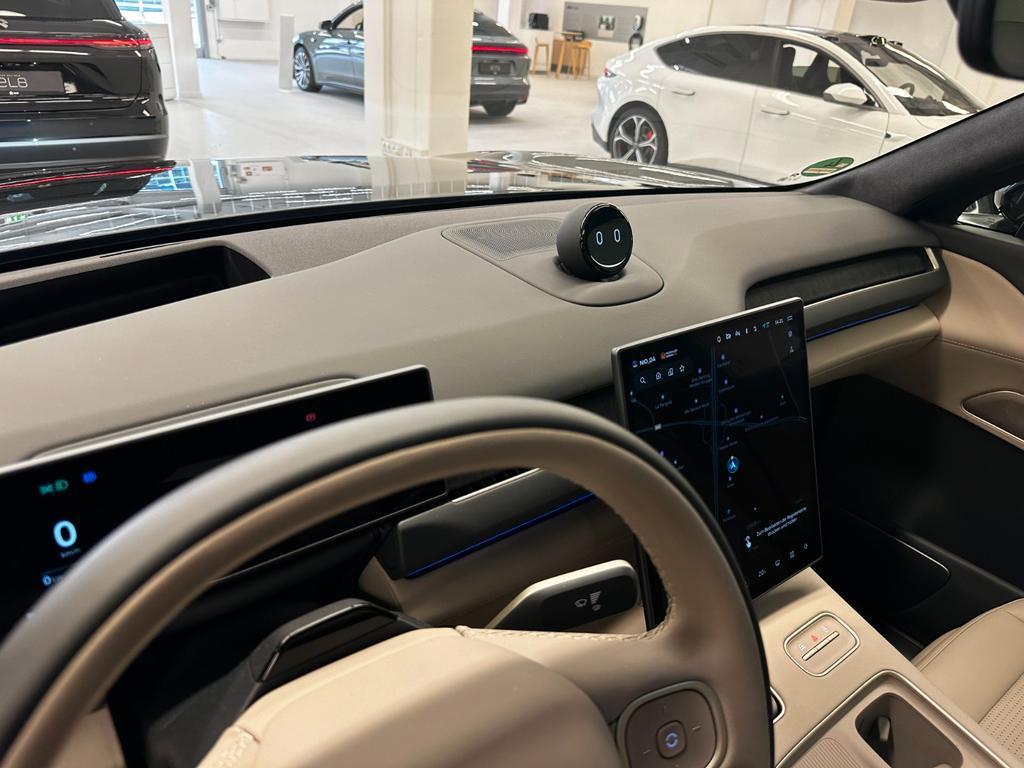 NIO EL8