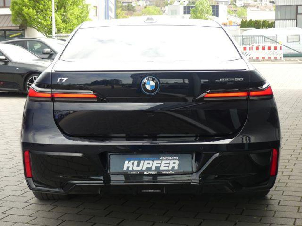 BMW i7