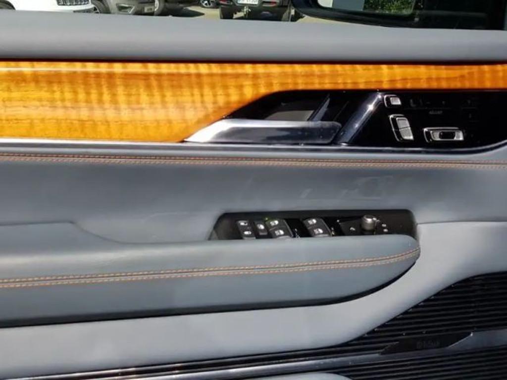 Jeep Wagoneer