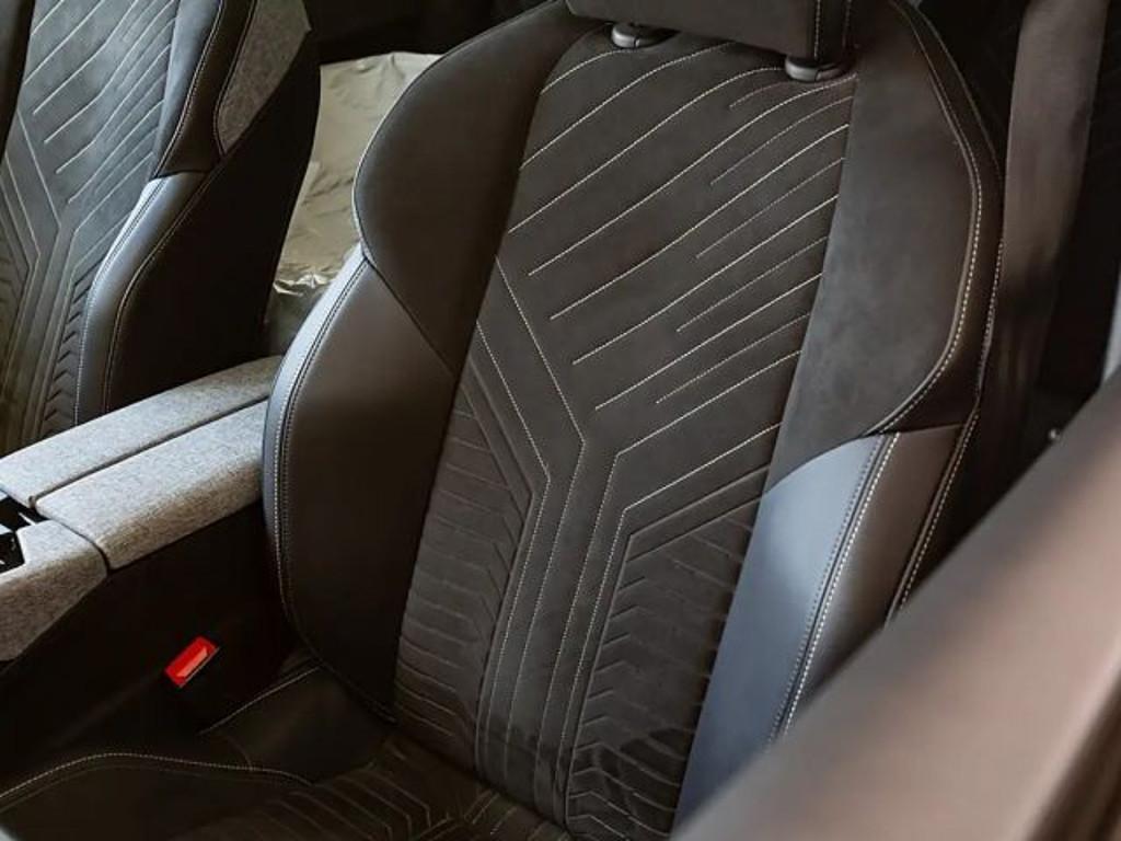 Peugeot E-5008
