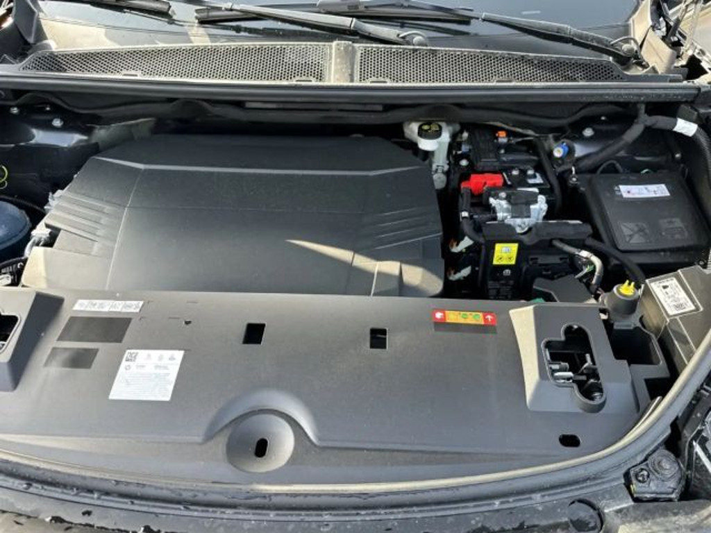 Peugeot E-3008