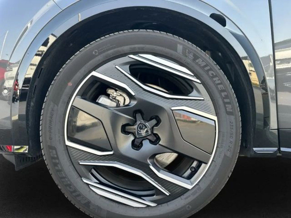 Peugeot E-3008