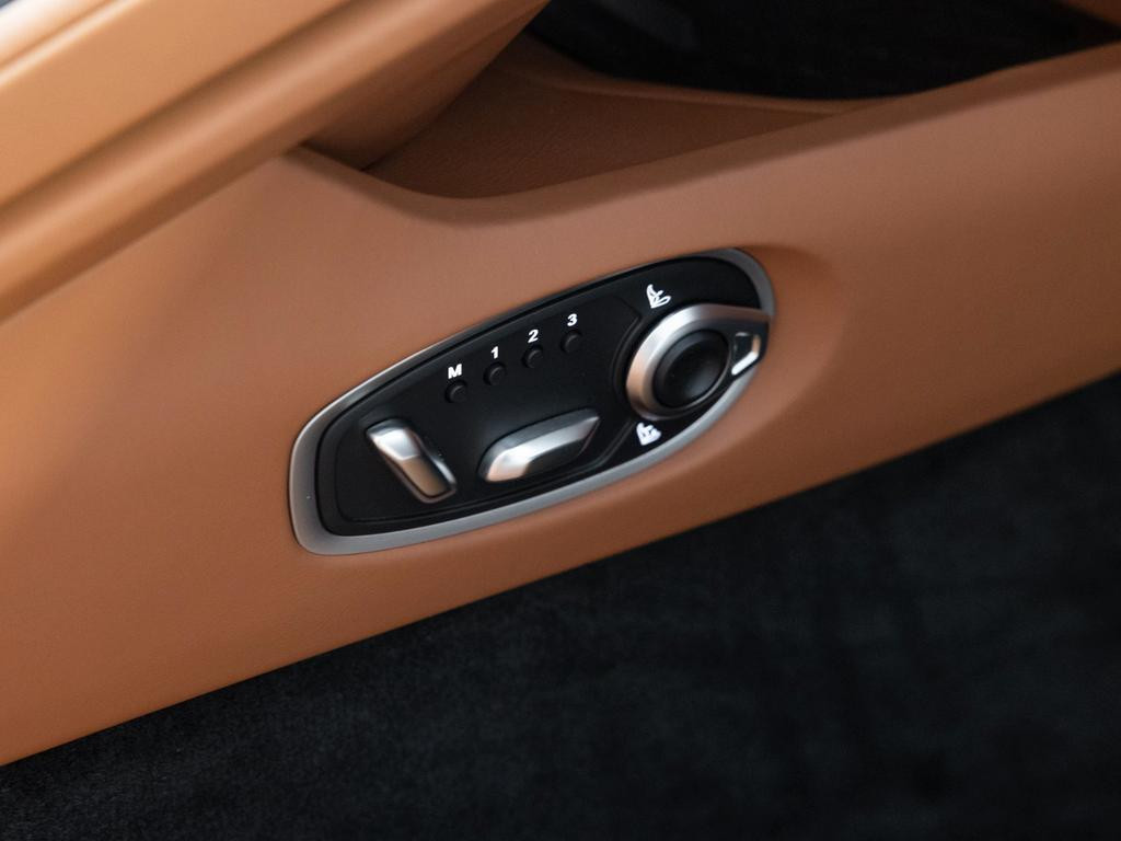 Aston Martin DB12