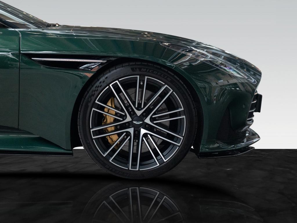 Aston Martin DB12