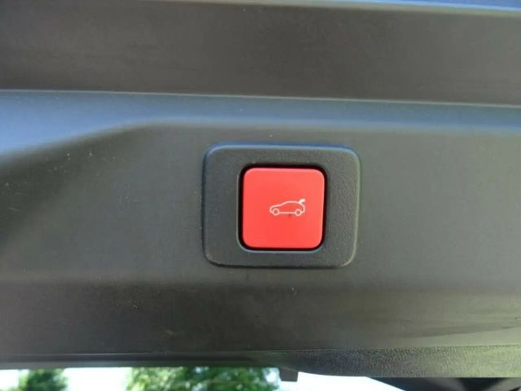 Peugeot E-3008