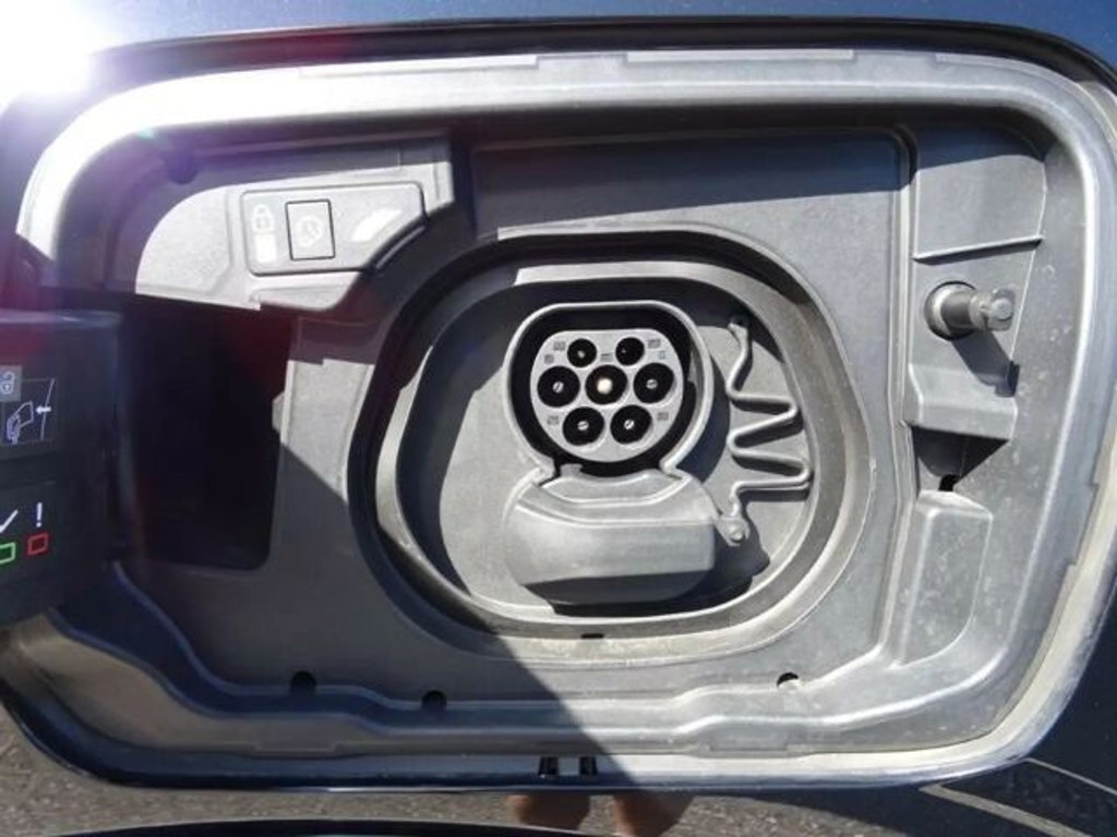 Peugeot E-3008