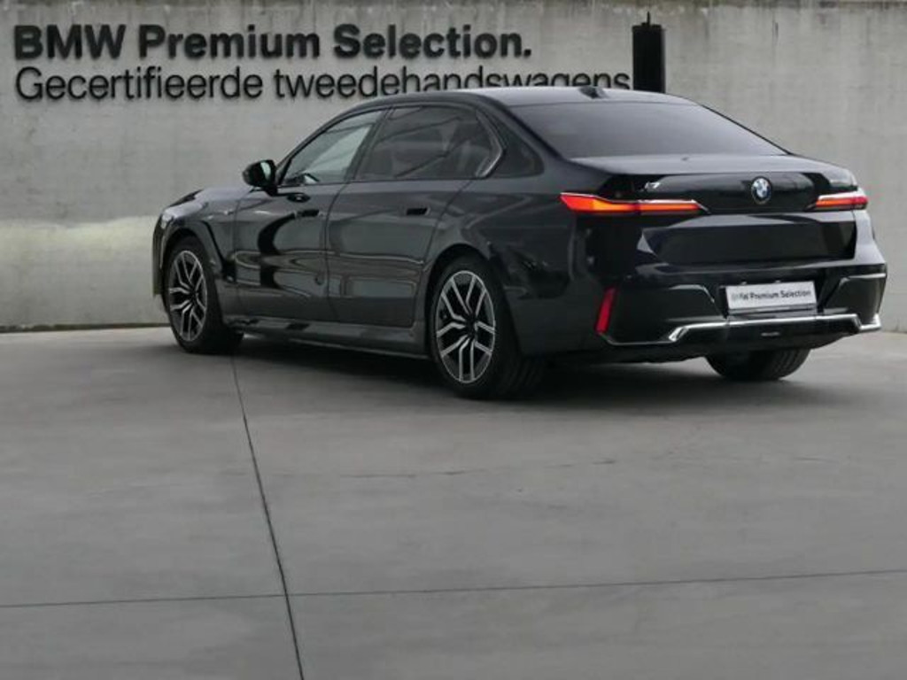 BMW i7