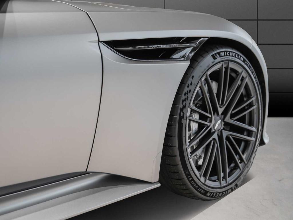 Aston Martin DB12