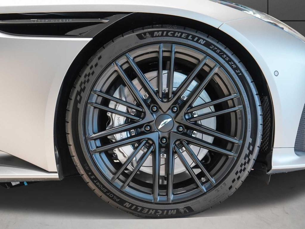 Aston Martin DB12