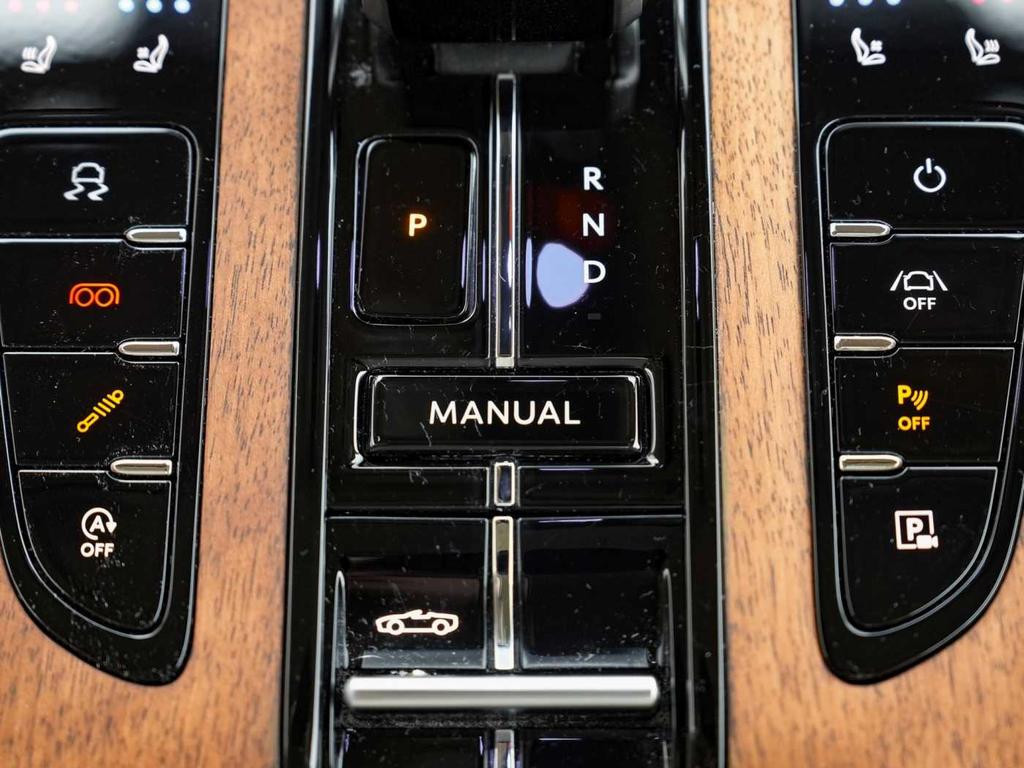 Aston Martin DB12