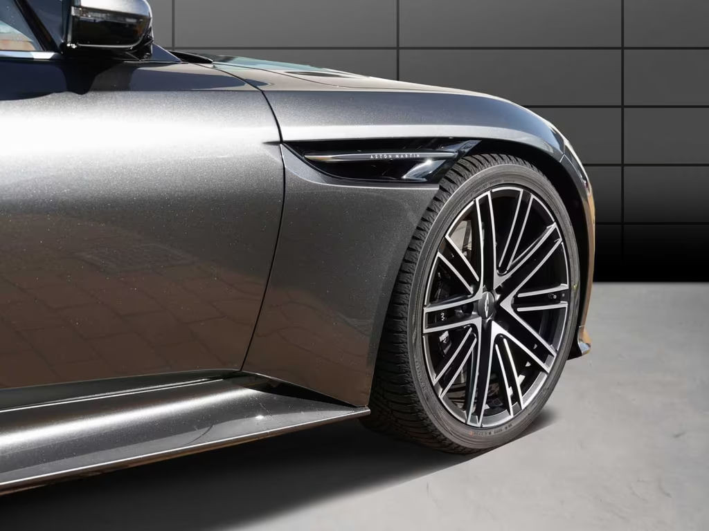 Aston Martin DB12