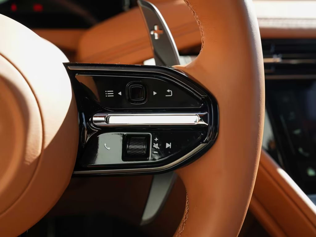 Aston Martin DB12