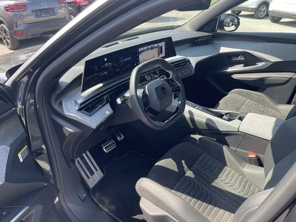Peugeot E-3008