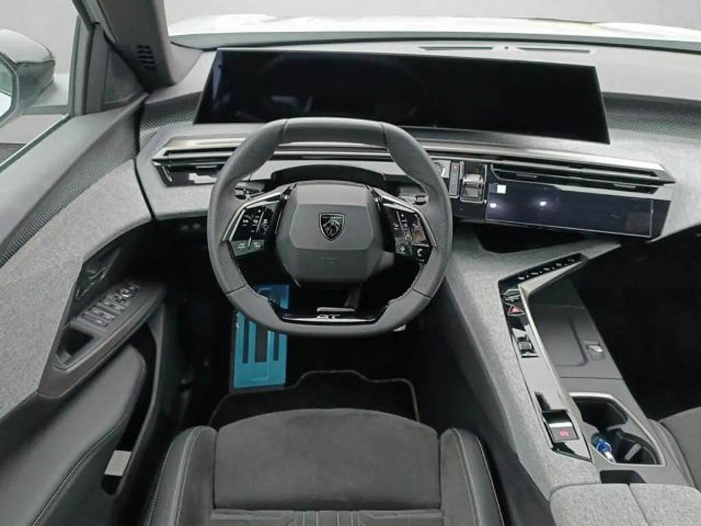 Peugeot E-5008