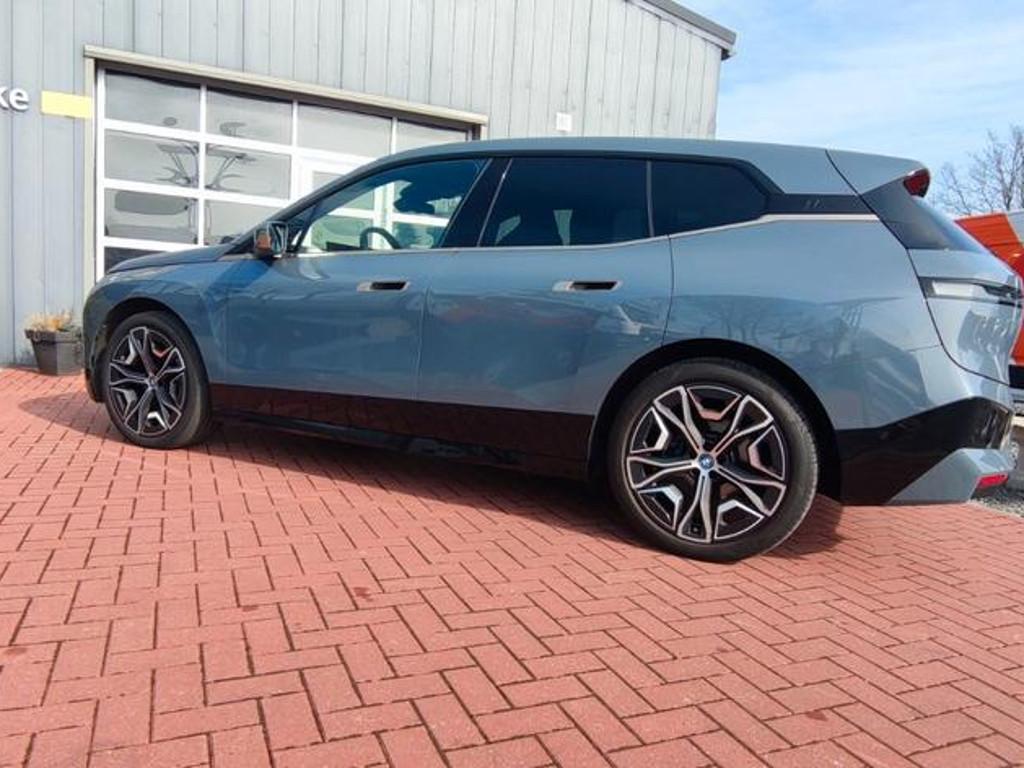 BMW iX