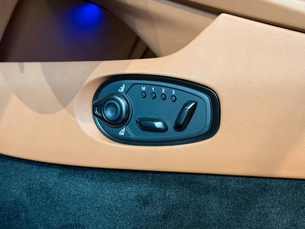 Aston Martin DB12