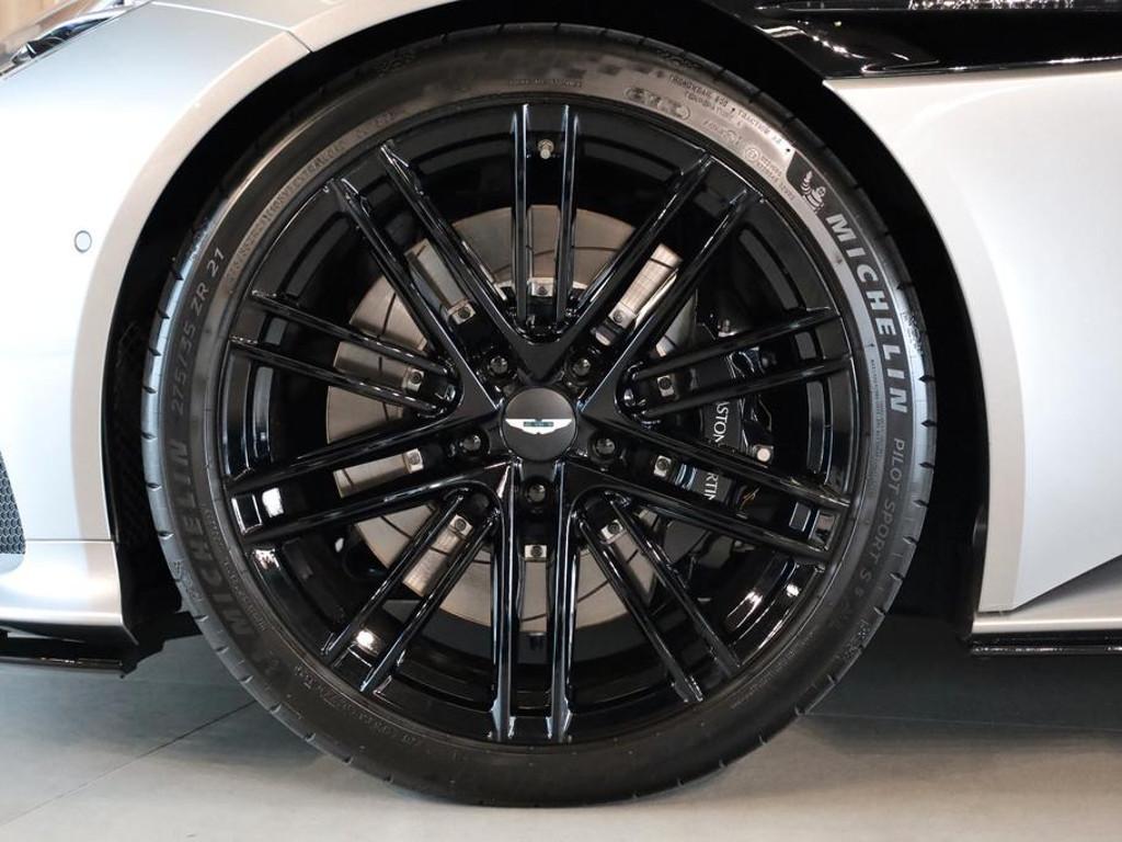 Aston Martin DB12