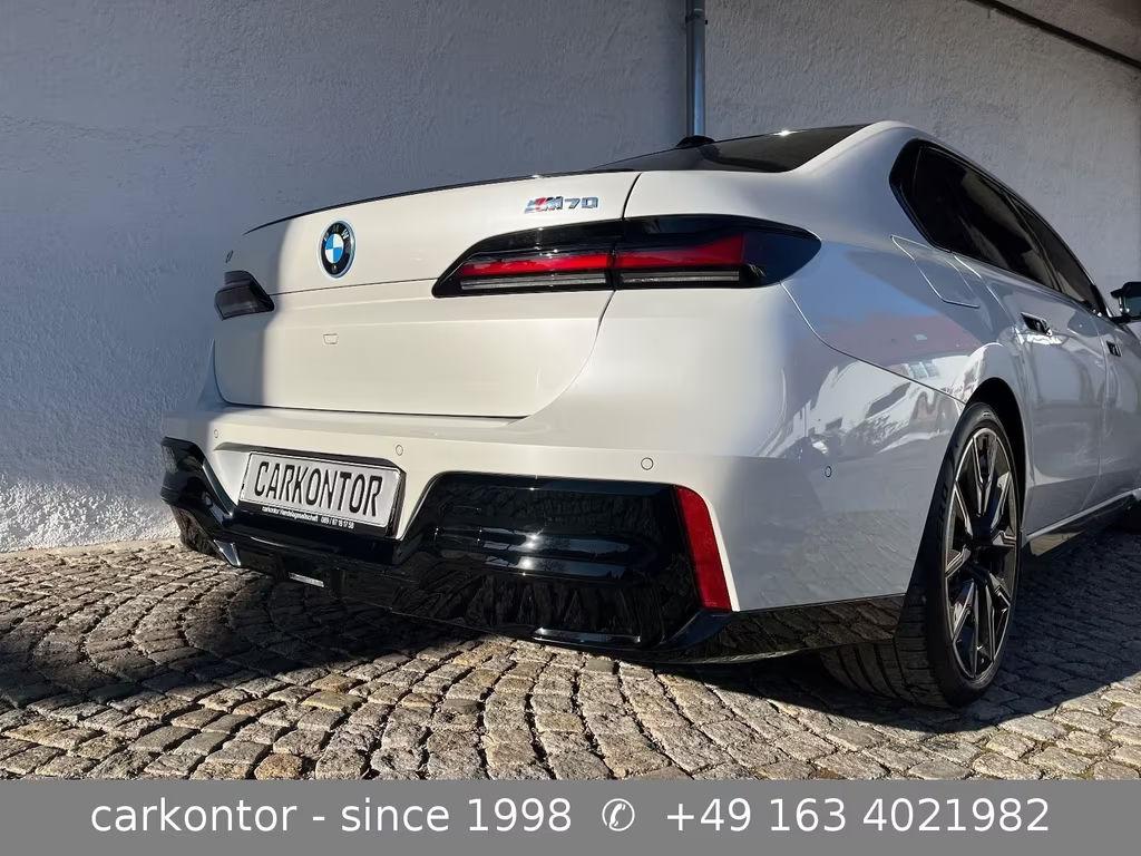 BMW i7