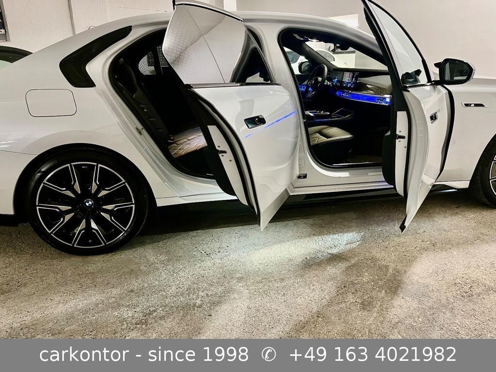 BMW i7