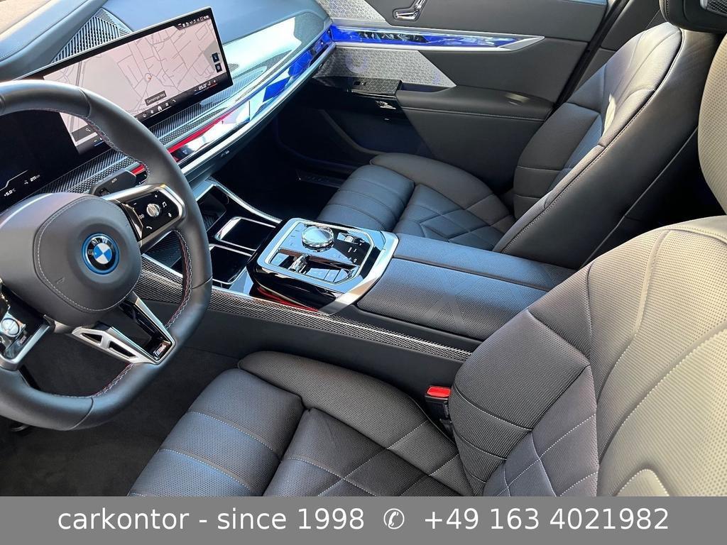 BMW i7
