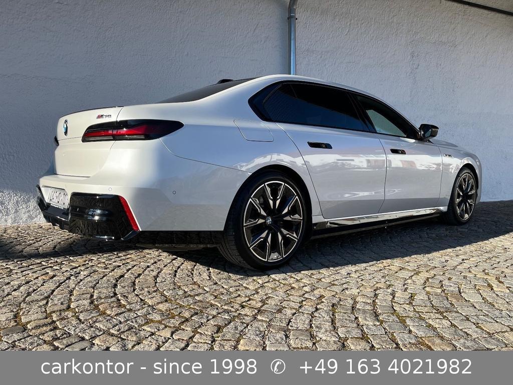 BMW i7