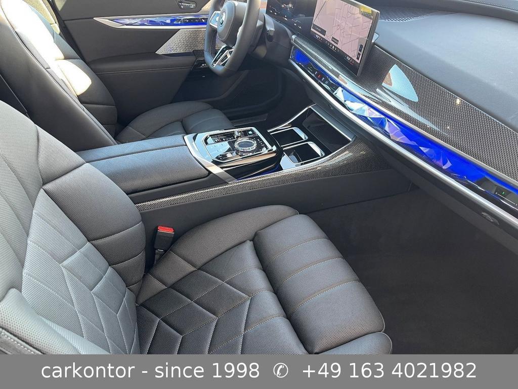 BMW i7