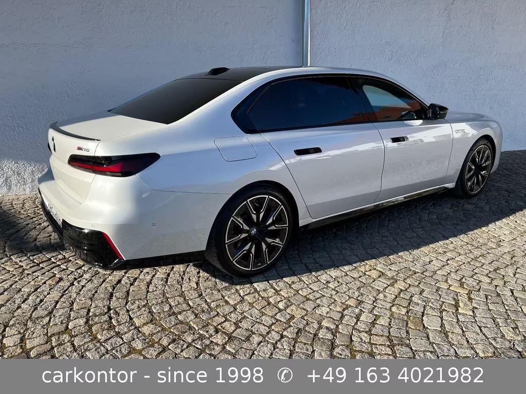 BMW i7