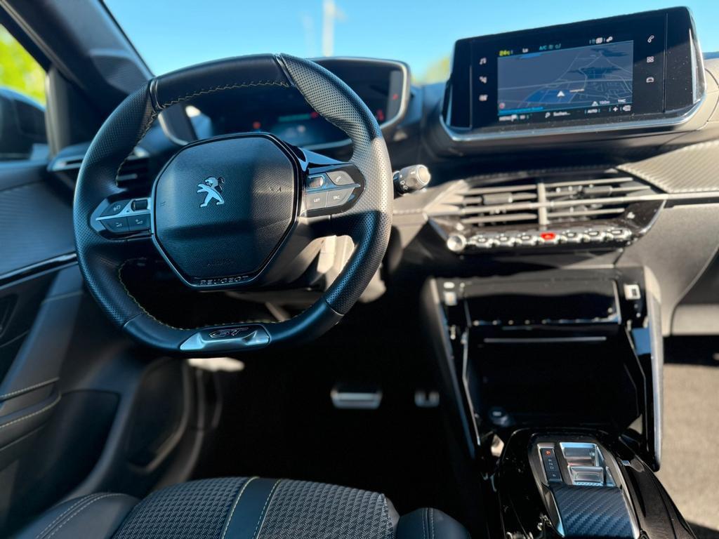 Peugeot e-208