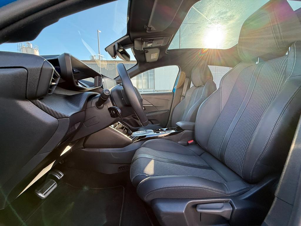 Peugeot e-208