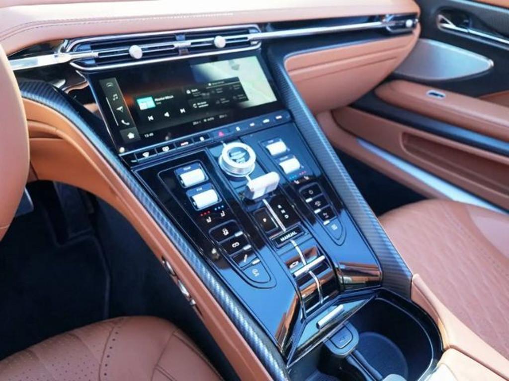 Aston Martin DB12
