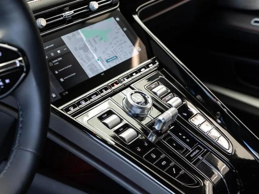 Aston Martin DB12