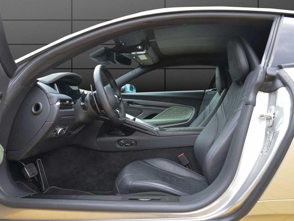 Aston Martin DB12