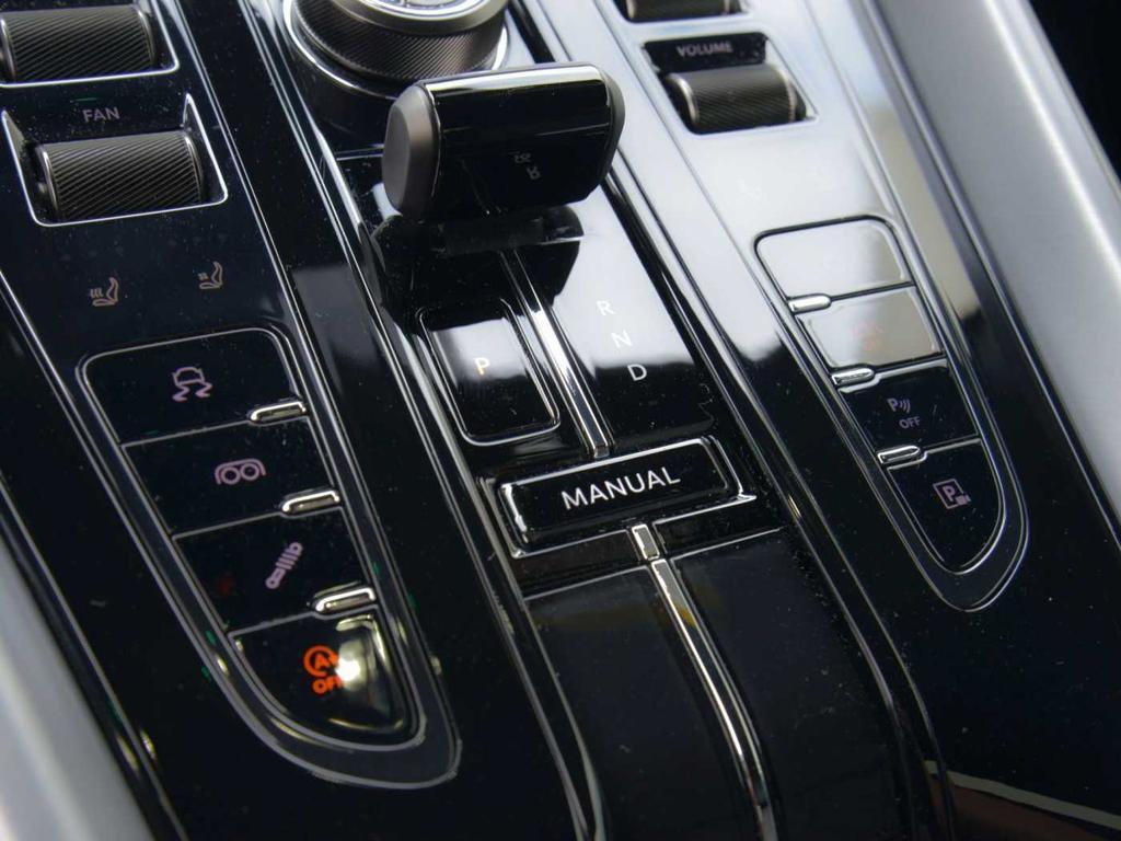 Aston Martin DB12