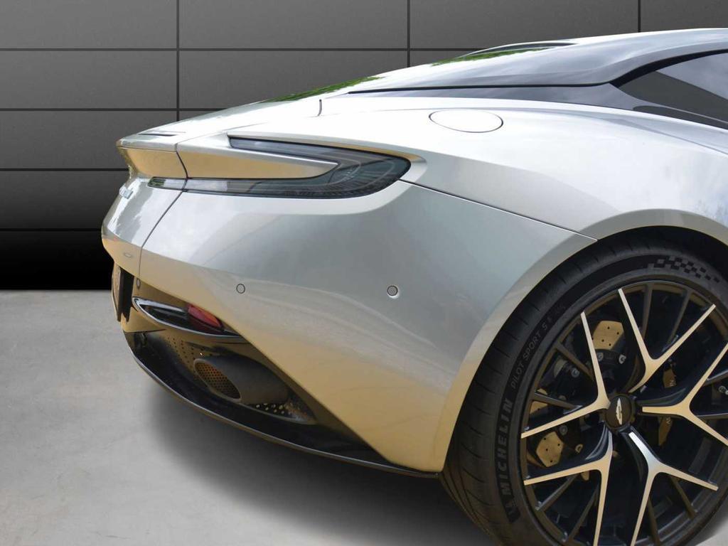 Aston Martin DB12