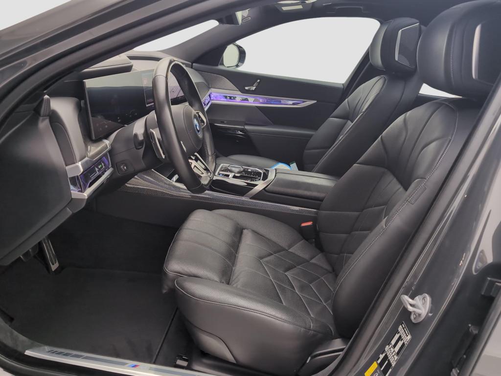 BMW i7