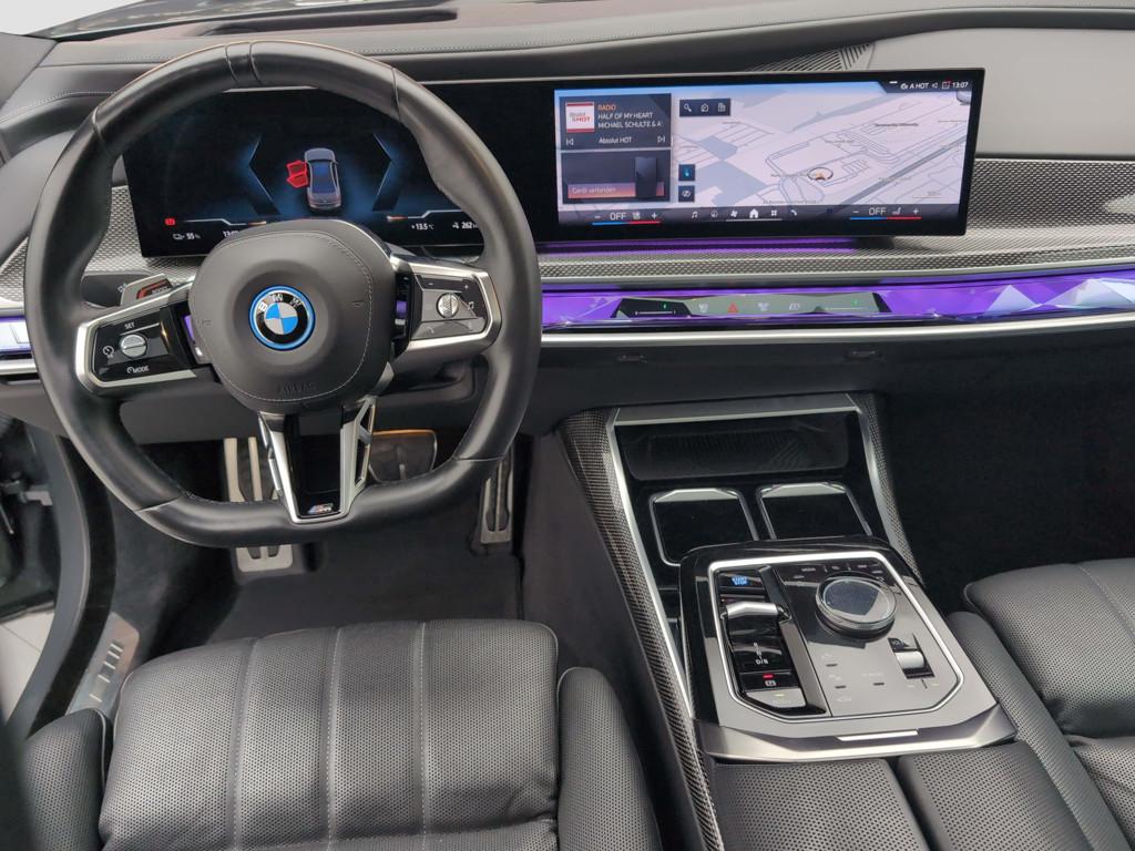 BMW i7