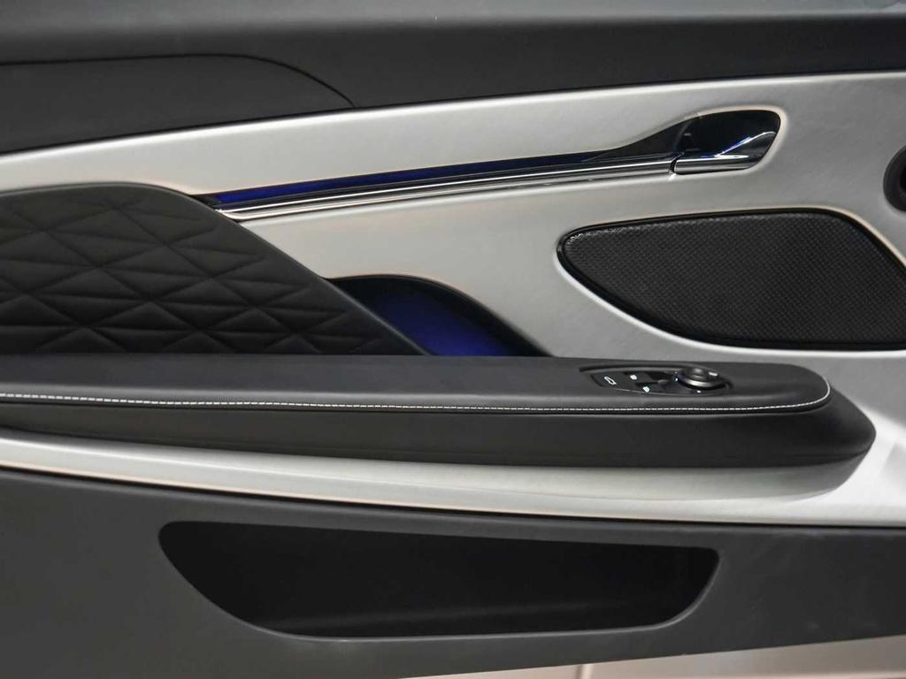 Aston Martin DB12