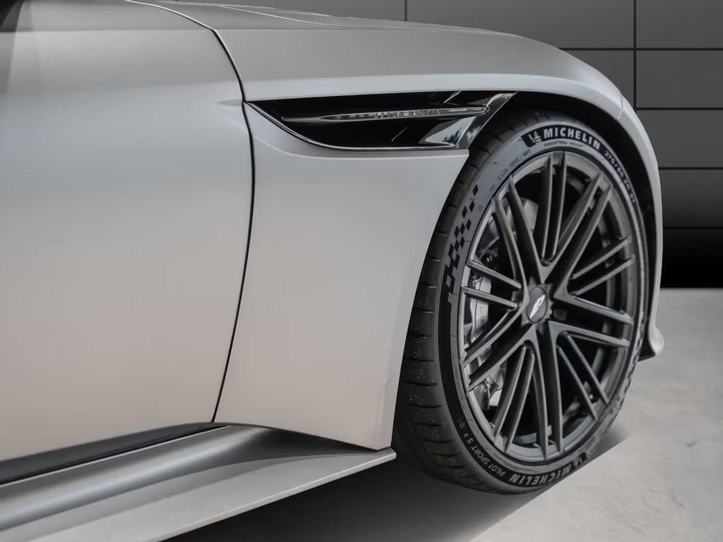 Aston Martin DB12