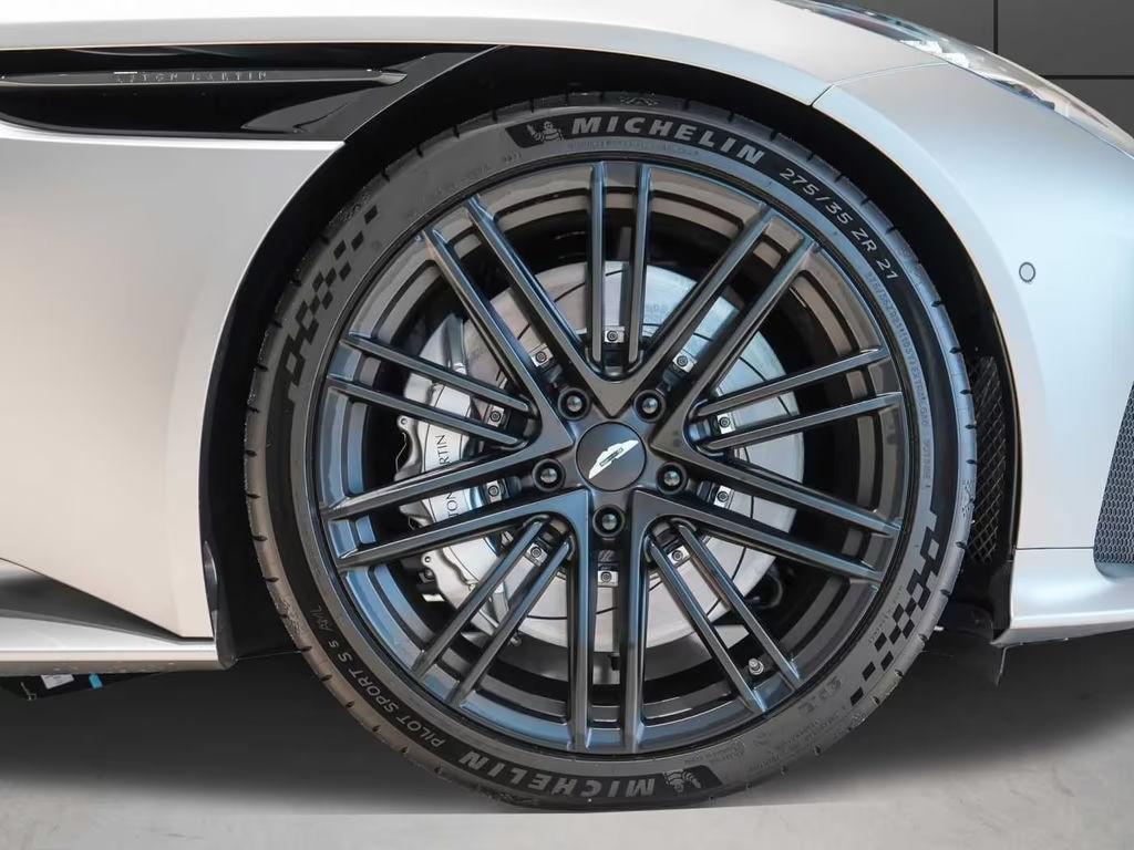 Aston Martin DB12