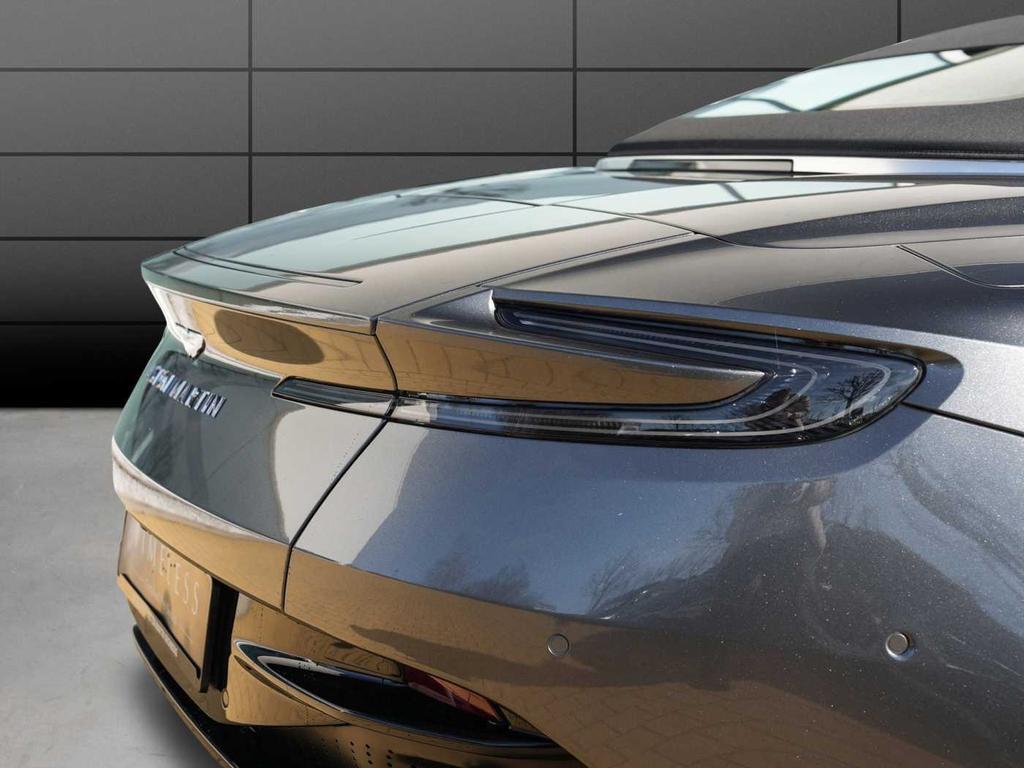 Aston Martin DB12