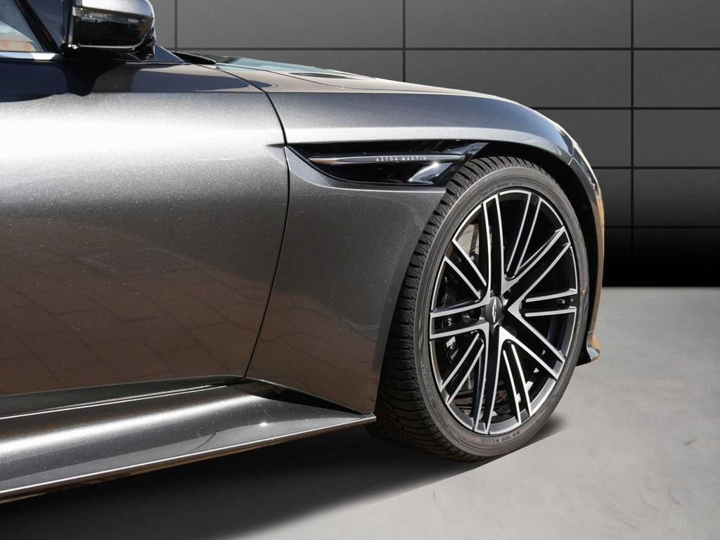 Aston Martin DB12