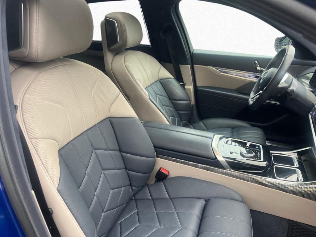 BMW i7