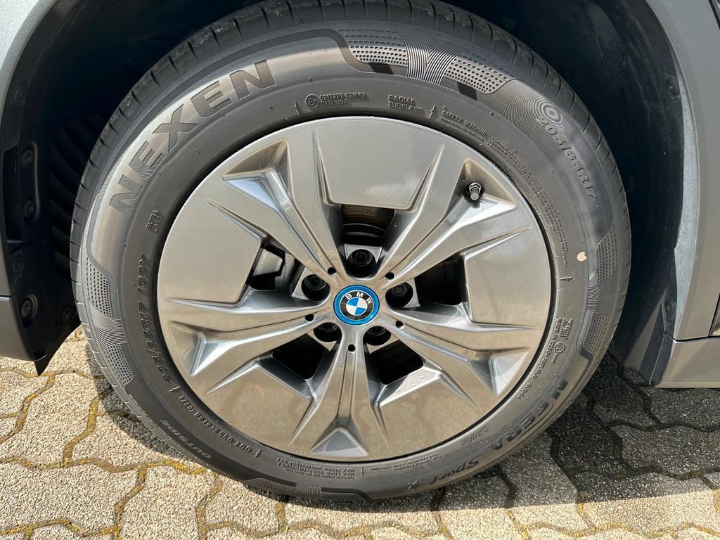 BMW iX1