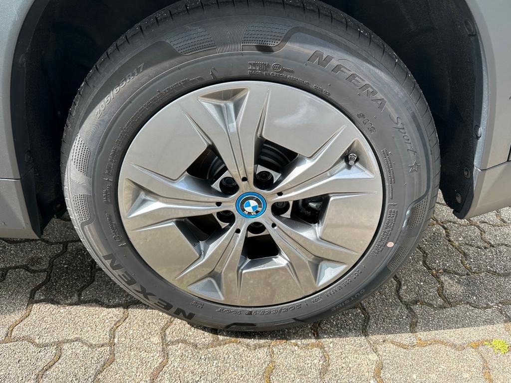 BMW iX1