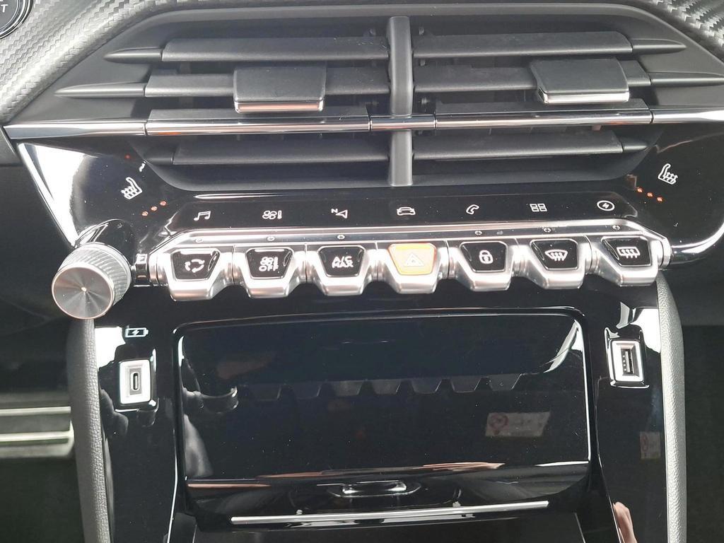 Peugeot e-2008