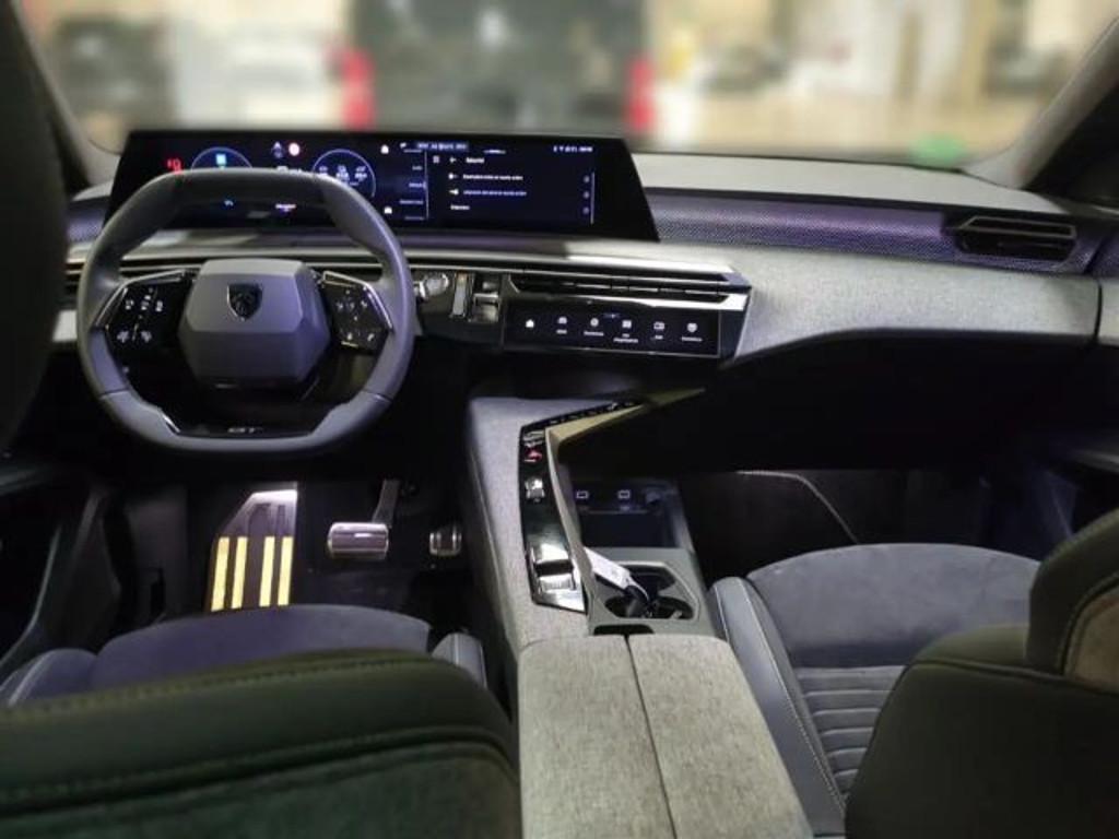 Peugeot E-5008